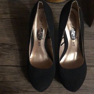 BRAND NEW Black Pumps